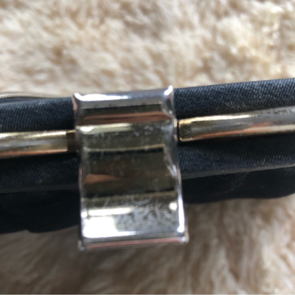 Vintage 1960’s Small black evening handbag w/sliver chain & gold kiss lock clasp - Picture 6 of 10